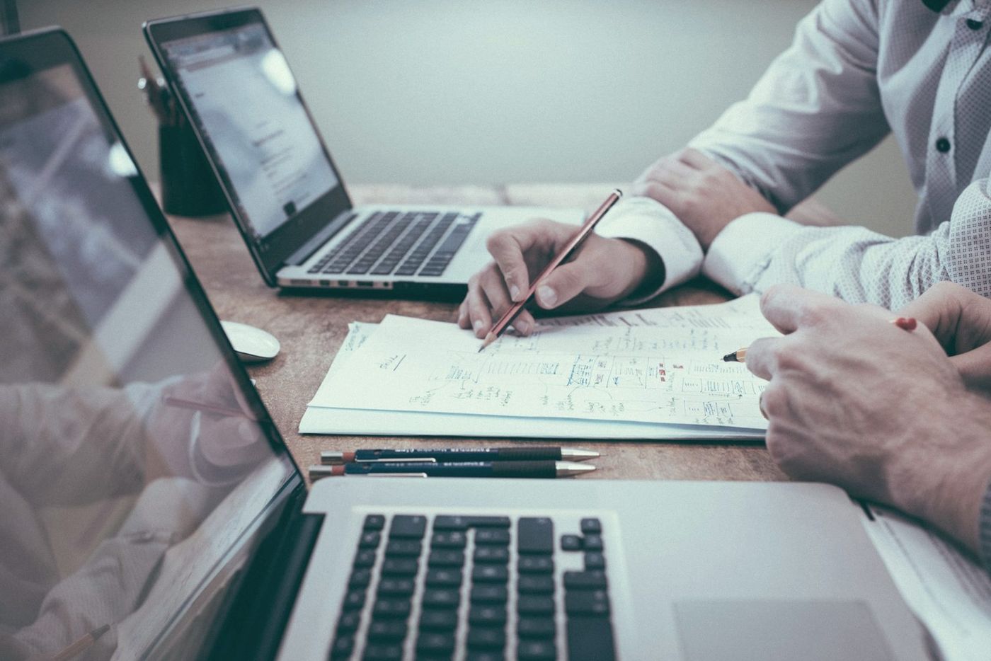 Sesión de trabajo sobre la
  documentación de una oficina